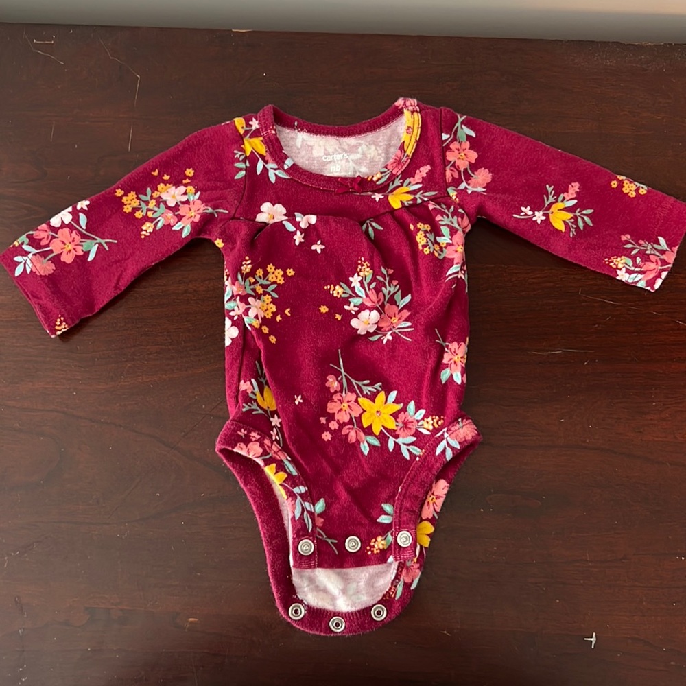 Newborn onesie 👶🏻